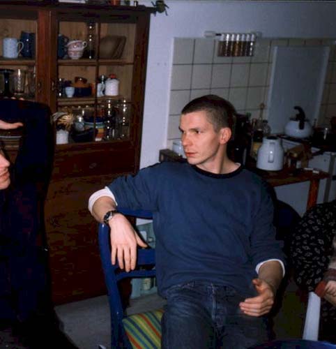 Mit Knstlerfreunden diskutierend